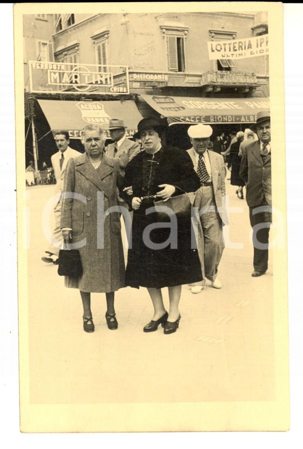 Fotografia d epoca originale 1940 ca  MONTECATINI TERME PT Foto di famiglia in Piazza del Popolo VINTAGE 1
