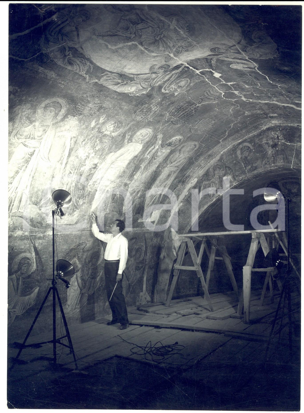 Fotografia d epoca originale 1970 ca EX JUGOSLAVIA Affreschi medievali illuminati per lavoro UNESCO Foto 1