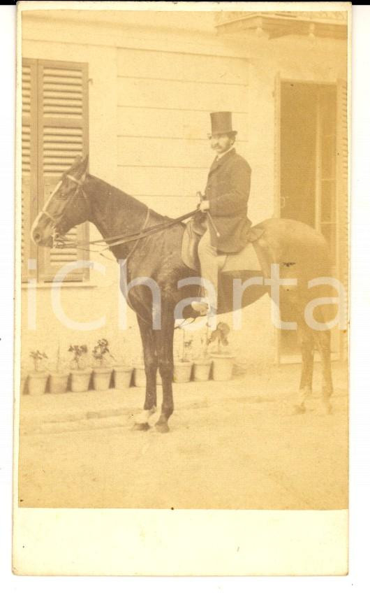 Fotografia d epoca originale 1880 ca AREA LOMBARDA Gentiluomo a cavallo tra i vasi di fiori Foto VINTAGE 1