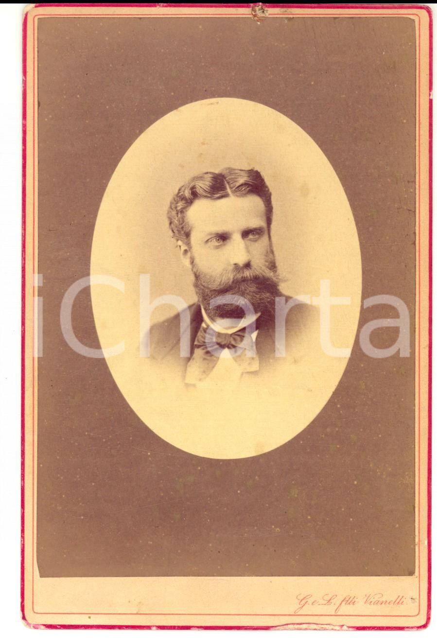 Fotografia d epoca originale 1870 ca VENEZIA Ritratto di uomo con cravattino  Foto Fratelli VIANELLI 11x16 1