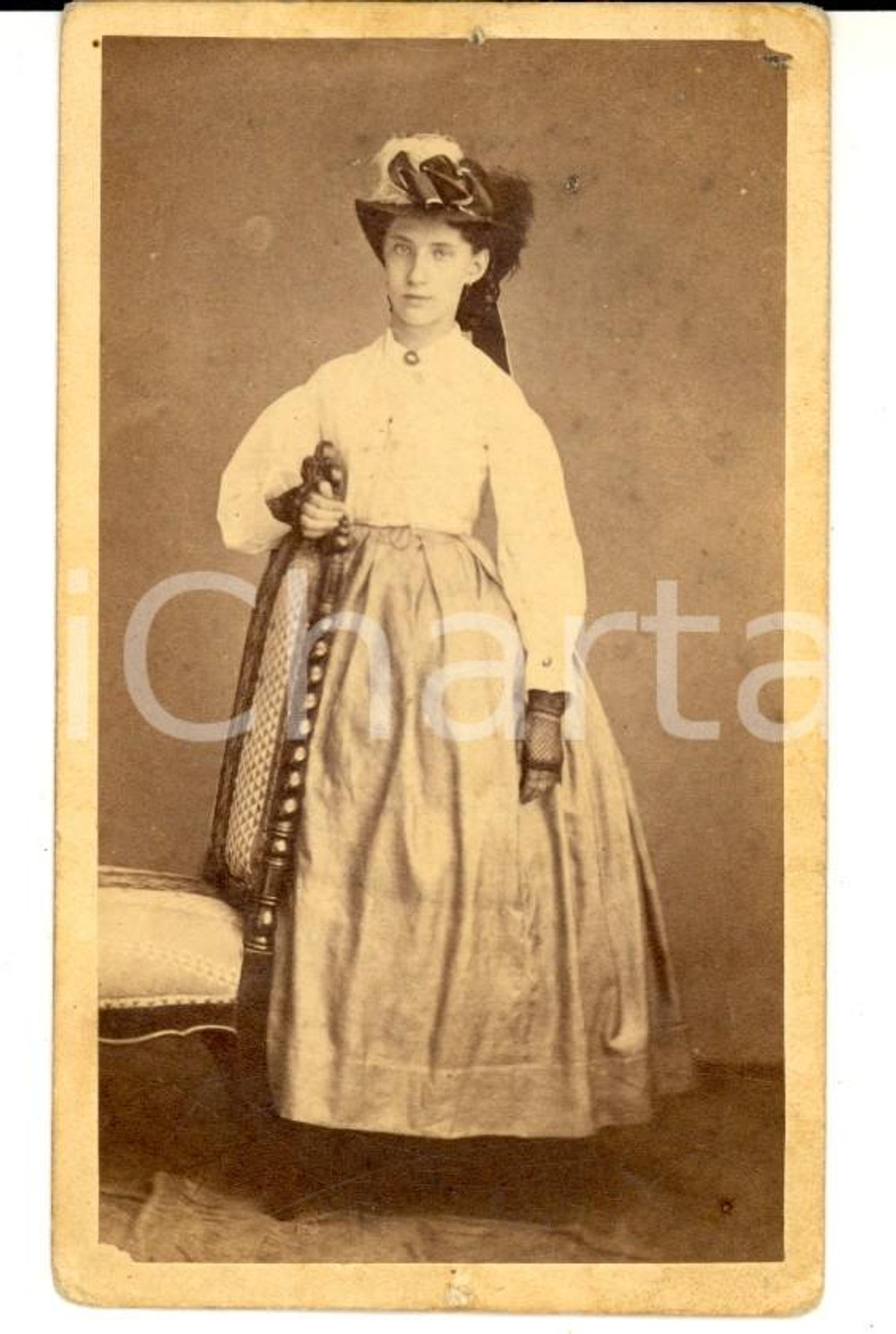 Fotografia d epoca originale 1870 ca MILANO Giovane donna con mezzi guanti in pizzo Foto Carlo GUSBERTI 1