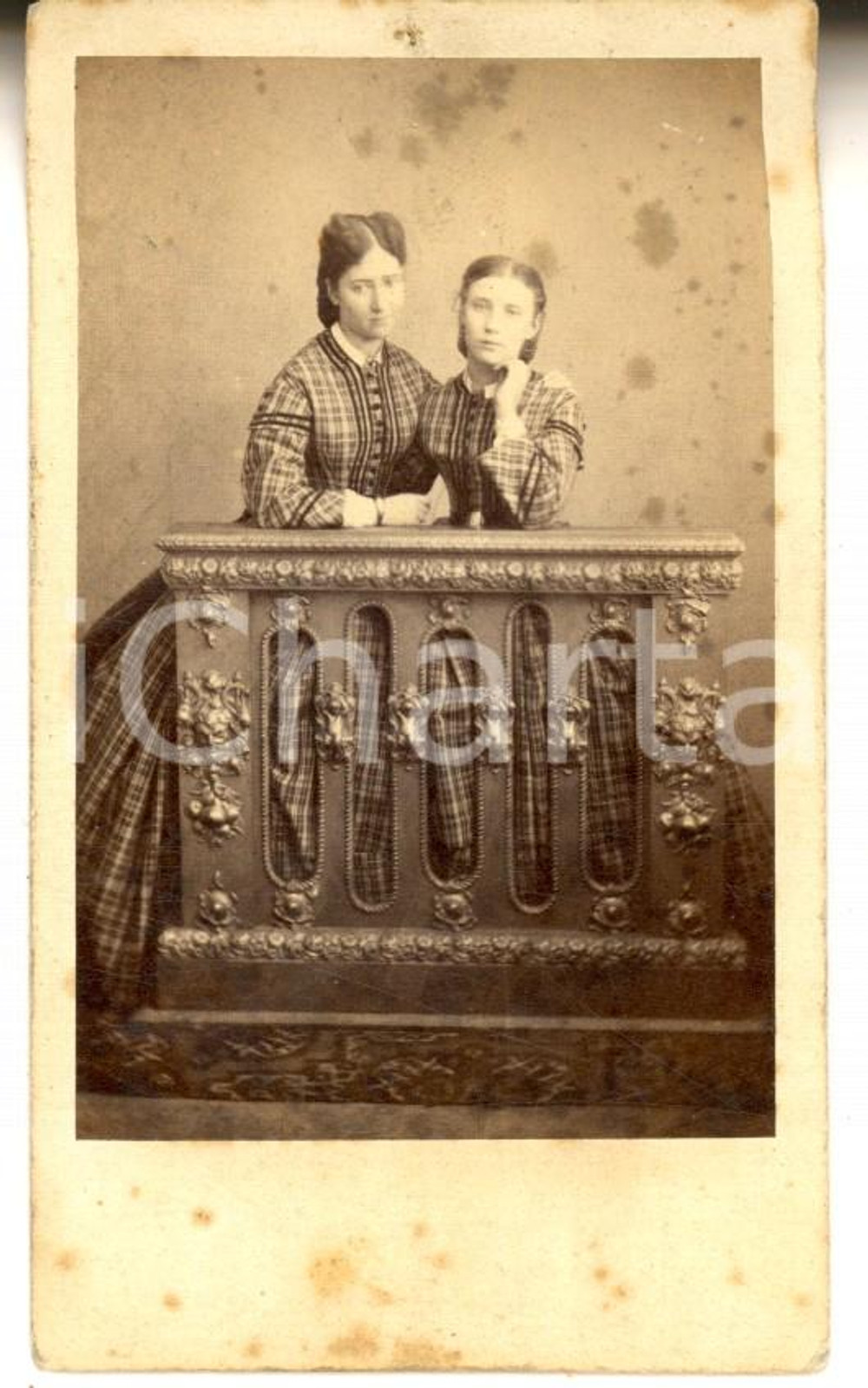 Fotografia d epoca originale 1870 ca MILANO Coppia di sorelle alla balaustra Foto Carlo GUSBERTI 1