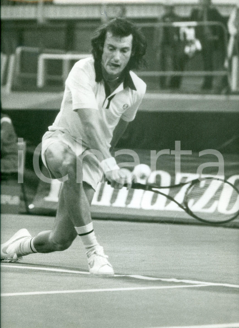 Fotografia d epoca originale 1980 ca MILANO Tennis Sandy MAYER durante un servizio Sponsor RAMAZZOTTI Foto 1