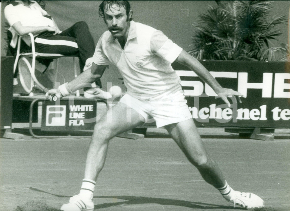 Fotografia d epoca originale 1980 ca MILANO Tennis John NEWCOMBE durante un servizio Sponsor White Line FILA 1