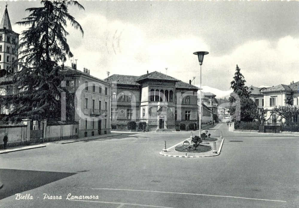 Cartolina originale da collezione 1955 BIELLA Veduta di piazza LA MARMORA Carolina postale FG VG 1