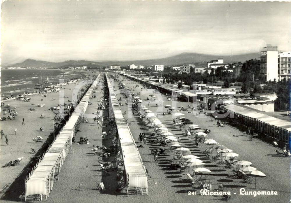 Cartolina originale da collezione 1955 RICCIONE RN Il lungomare con bagnanti e hotel PROMENADE Cartolina FG VG 1