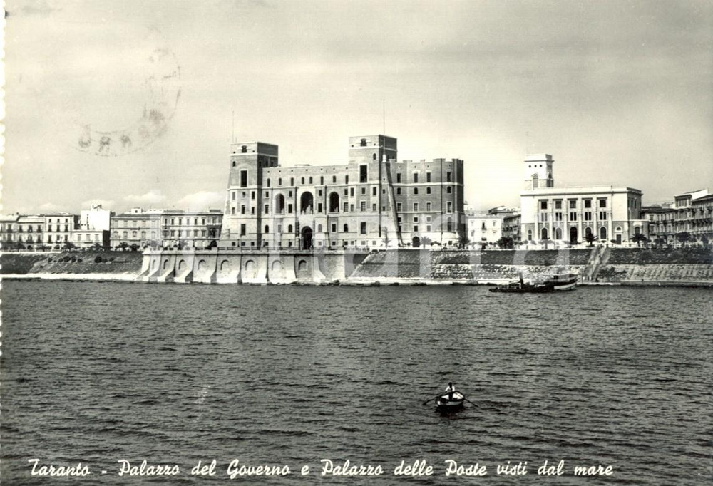 Cartolina originale da collezione 1950 TARANTO I palazzi del GOVERNO e delle POSTE visti dal mare Cartolina FG VG 1