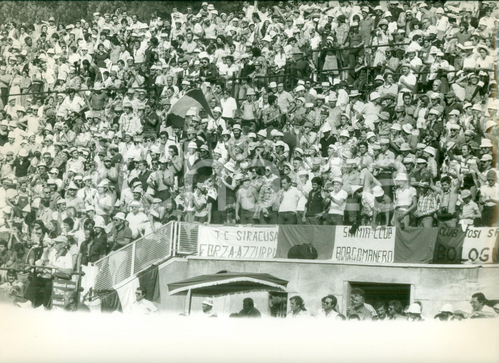Fotografia d epoca originale 1982 ? MONDIALI Tifosi di SIRACUSA BORGOMANERO e BOLOGNA allenamenti Nazionale 1