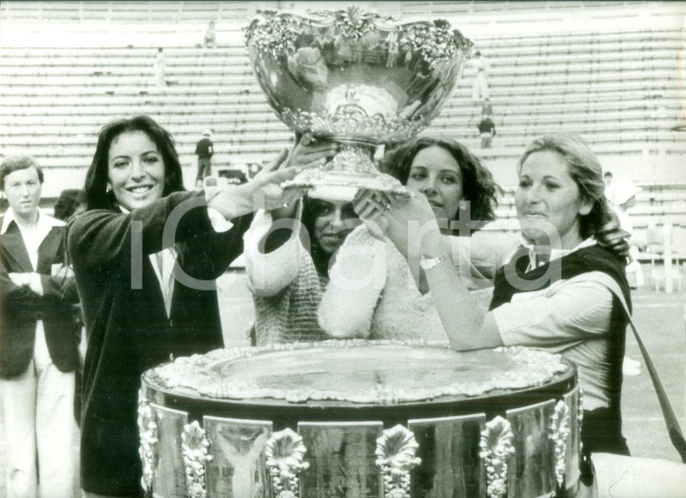 Fotografia d epoca originale 1976 COPPA DAVIS Mogli PANATTA BERTOLUCCI BARAZZUTI ZUGARELLI con la coppa 1