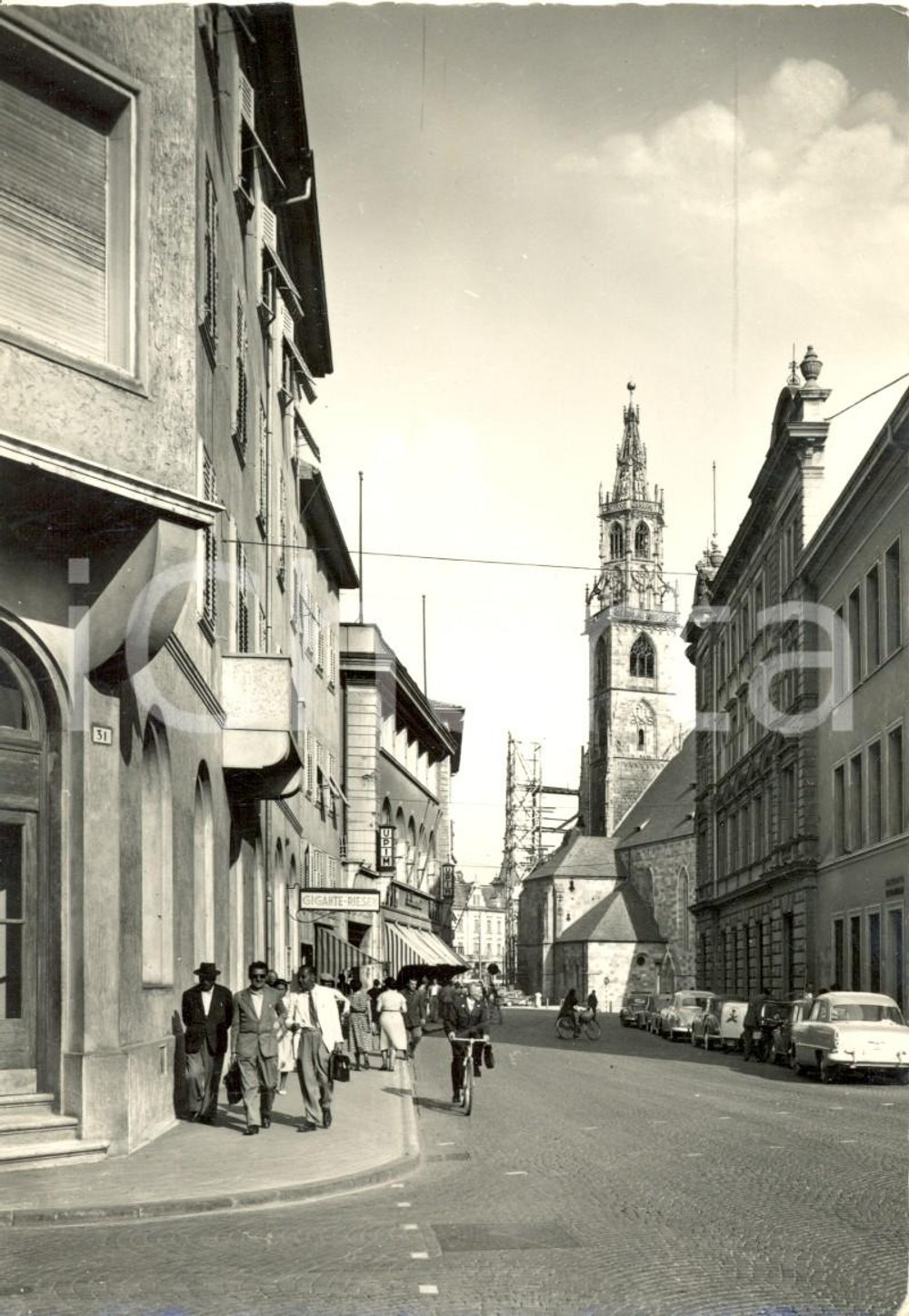 Cartolina originale da collezione 1954 BOLZANO Via delle POSTE con il negozio dell UPIM e il DUOMO ANIMATA FG  VG 1