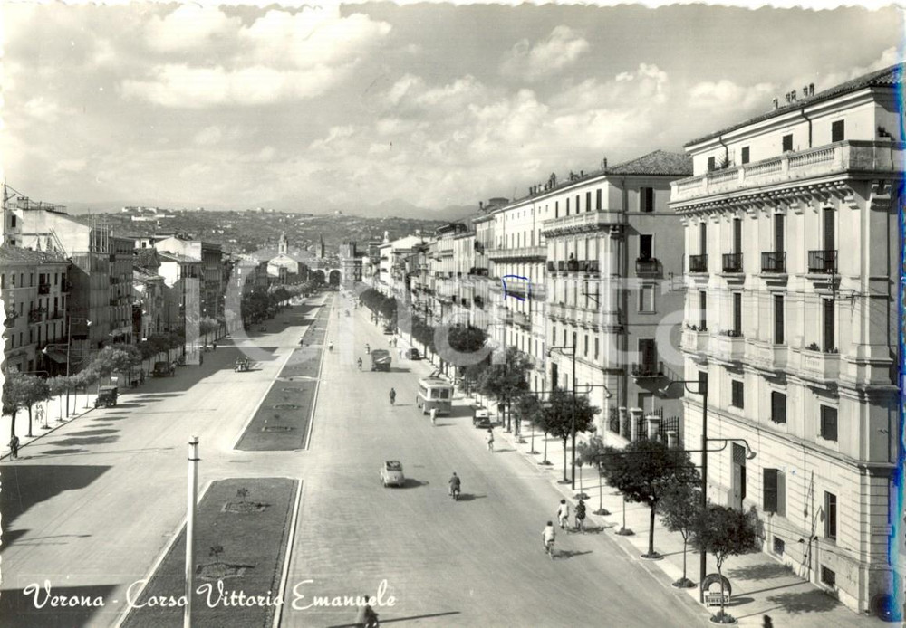 Cartolina originale da collezione 1955 VERONA Corso VITTORIO EMANUELE con l insegna GOMME PIRELLI ANIMATA FG VG 1