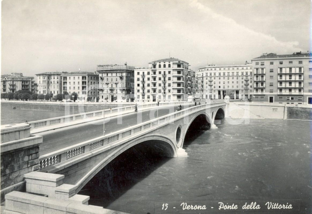 Cartolina originale da collezione 1955 VERONA Passanti sul ponte della VITTORIA Cartolina ANIMATA FG VG 1