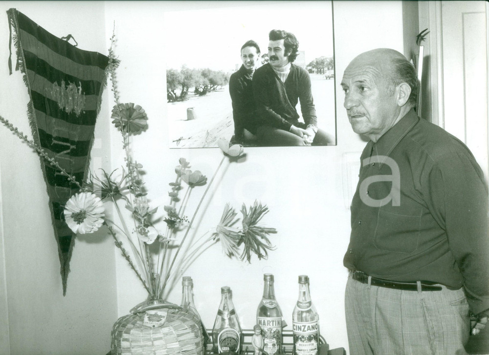 Fotografia d epoca originale 1973 MONTEVIDEO CALCIO Roberto PORTA allenatore URUGUAY Mobile MARTINI CINZANO 1