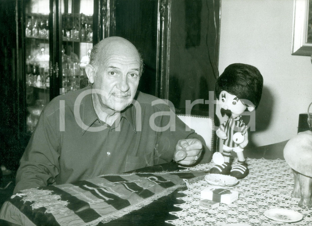 Fotografia d epoca originale 1973 MONTEVIDEO Ritratto di Roberto PORTA con mascotte URUGUAY Calcio 1