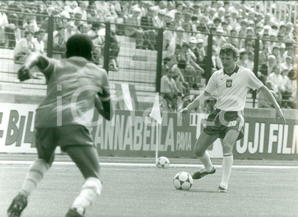 Fotografia d epoca originale 1982 MONDIALI DI CALCIO Ephrem M BOM Zbigniew BONIEK durante POLONIACAMERUN 1