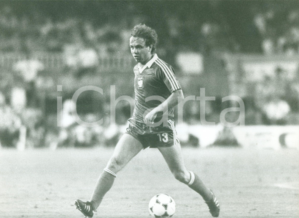 Fotografia d epoca originale 1982 MONDIALI DI CALCIO Centrocampista Andrzej BUNCOL durante POLONIACAMERUN 1