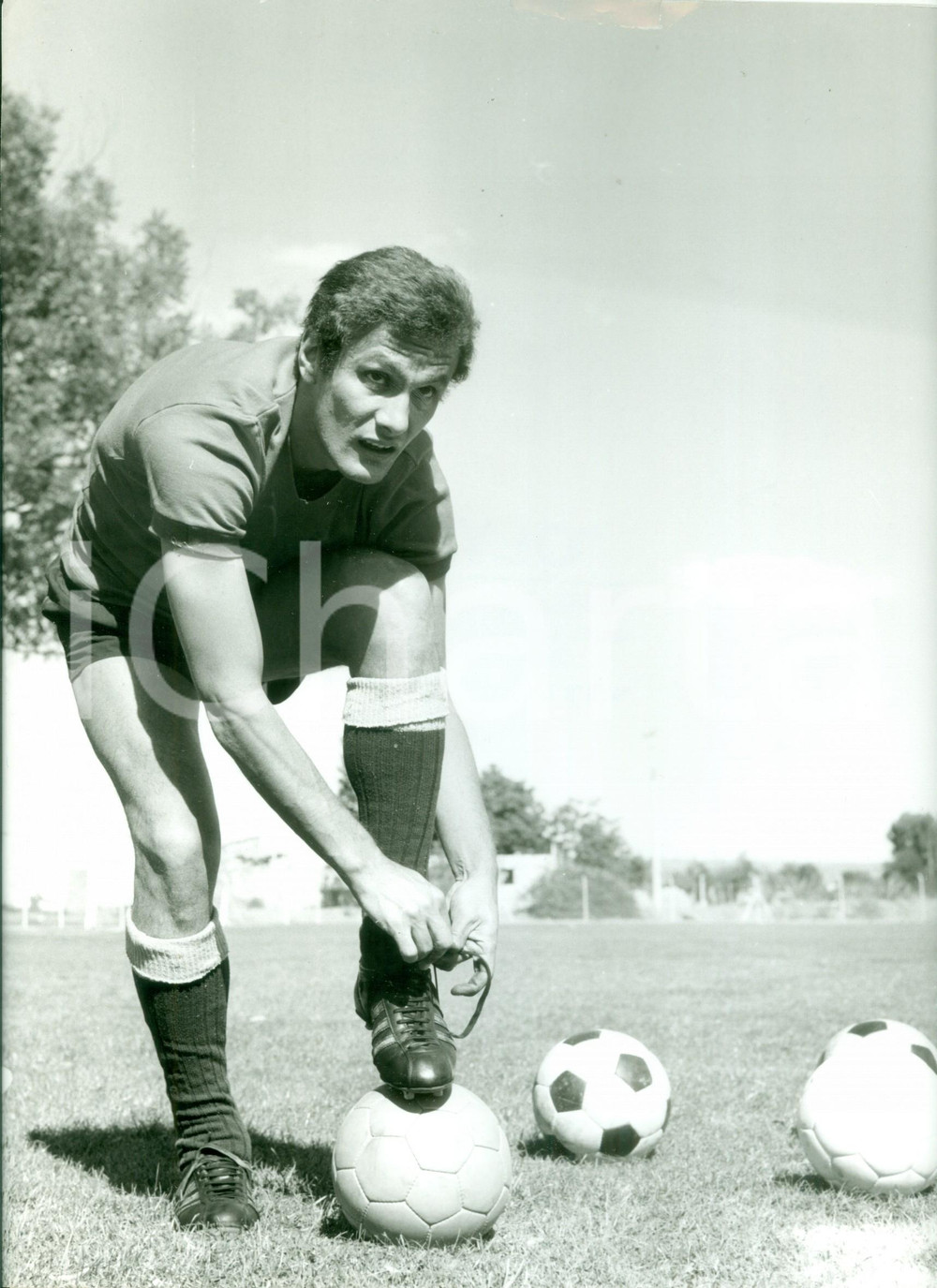 Fotografia d epoca originale 1975 ca URUGUAY Calcio calciatore Pedro ROCHA si prepara per allenamento Foto 1