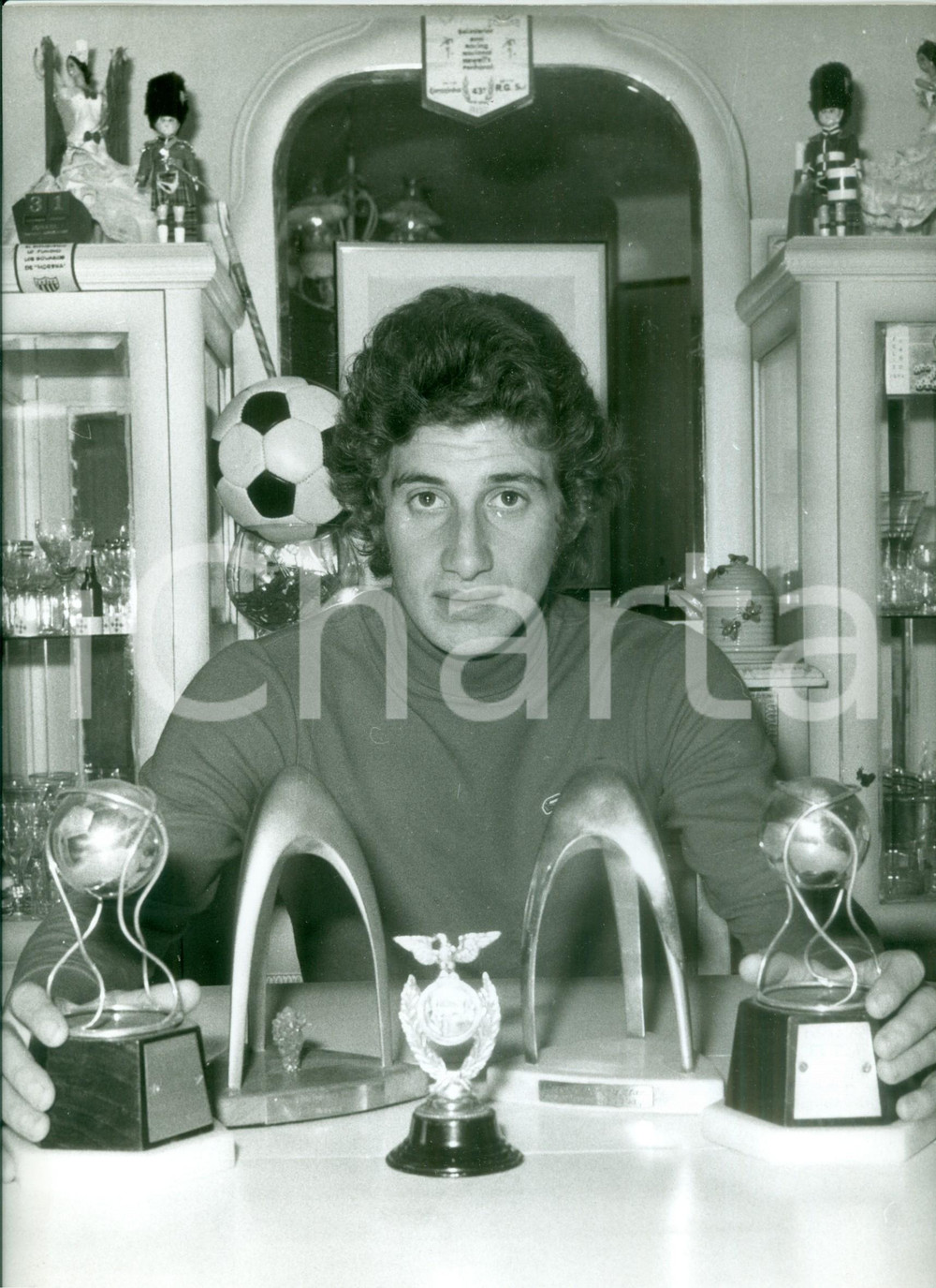 Fotografia d epoca originale 1980 ca MONTEVIDEO URUGUAY Calcio Fernando MORENA del PENAROL mostra trofei 1