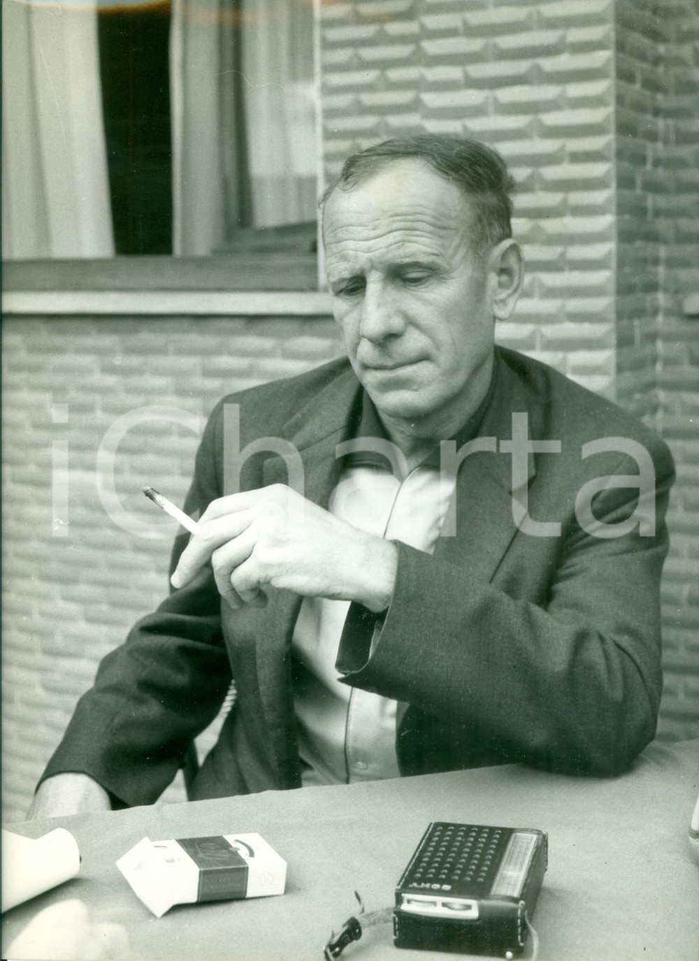 Fotografia d epoca originale 1970 ca NAZIONALE RUSSA C.T. Nikolaj MOROZOV fuma durante un intervista Foto 1