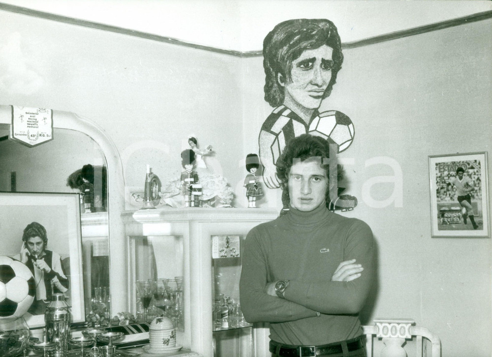 Fotografia d epoca originale 1980 ca MONTEVIDEO URUGUAY Calcio Fernando MORENA del PENAROL mostra i trofei 1