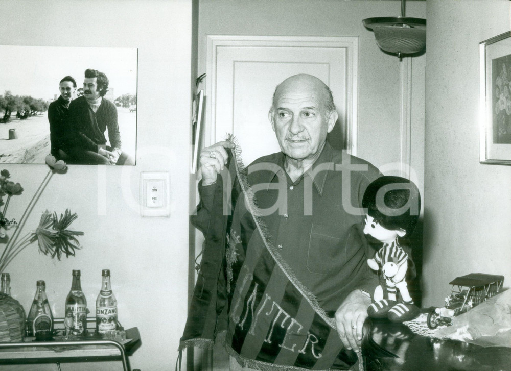 Fotografia d epoca originale 1973 MONTEVIDEO Ritratto di Roberto PORTA gagliardetto INTER e mascotte URUGUAY 1