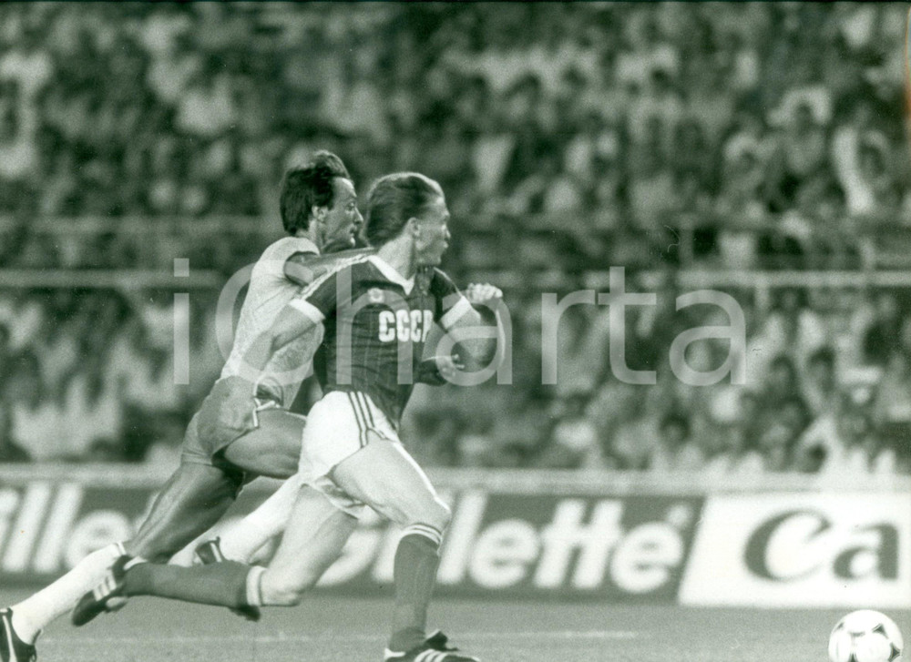 Fotografia d epoca originale 1982 MONDIALI DI CALCIO Russia  Brasile Oleh BLOCHIN in area di porta Foto 1
