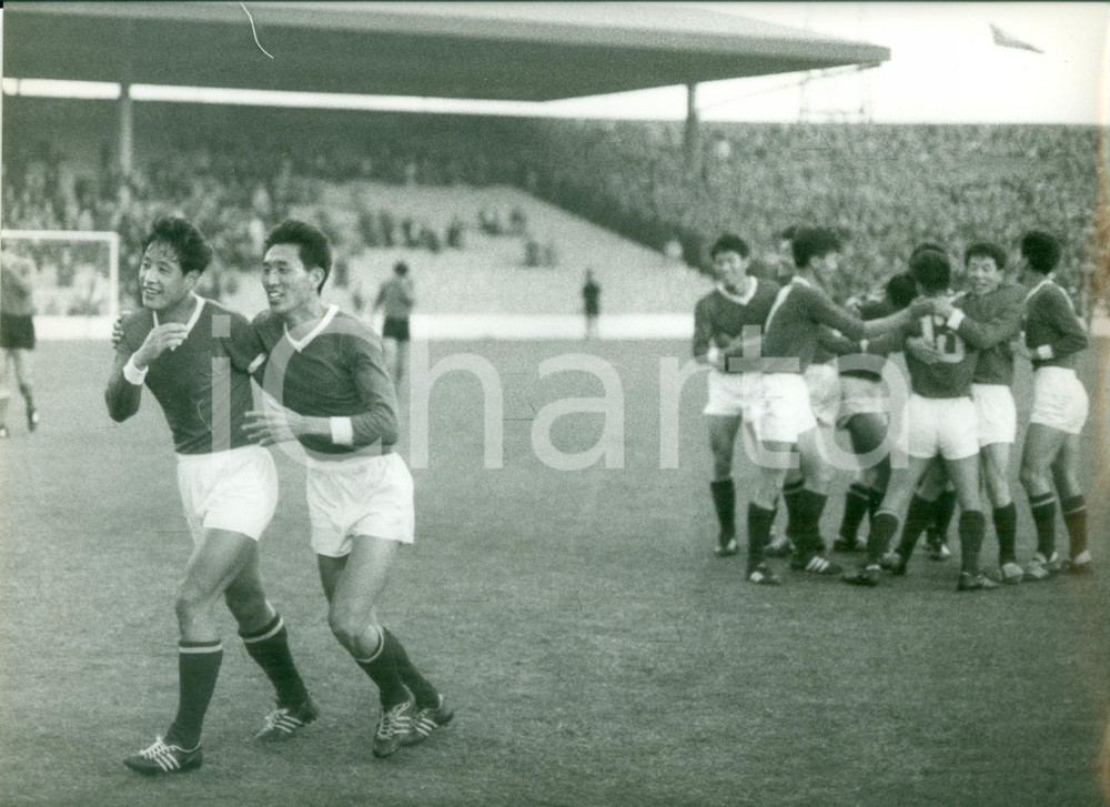 Fotografia d epoca originale 1966 MIDDLESBROUGH UK Mondiali calcio ITALIA  COREA Calciatori coreani esultano 1