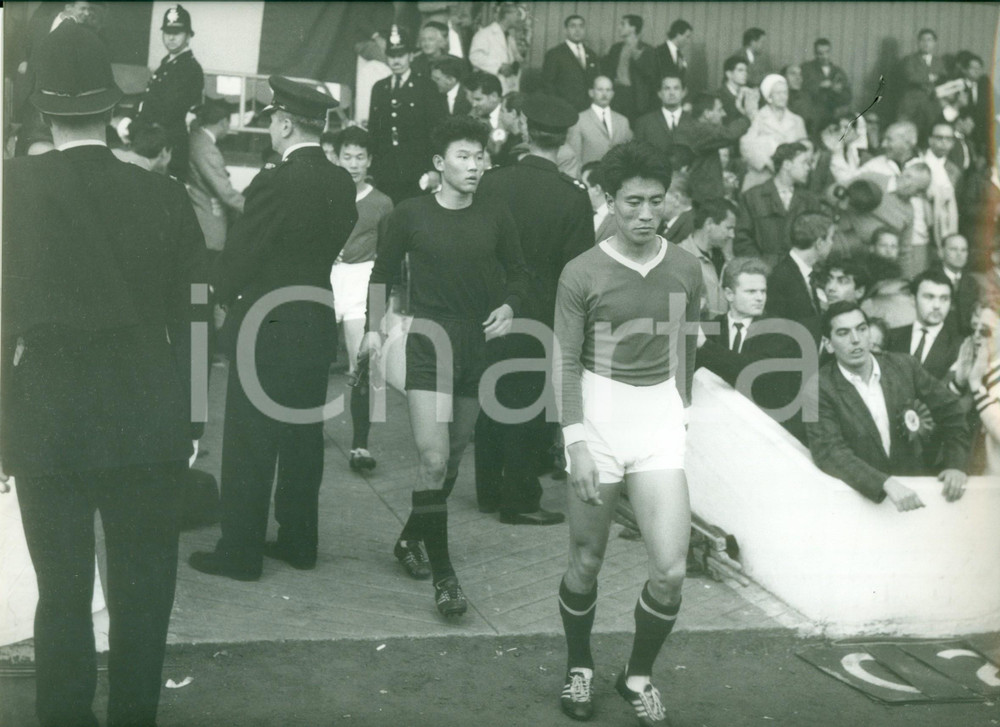 Fotografia d epoca originale 1966 MIDDLESBROUGH Mondiali ITALIA  COREA Ingresso in campo calciatori coreani 1