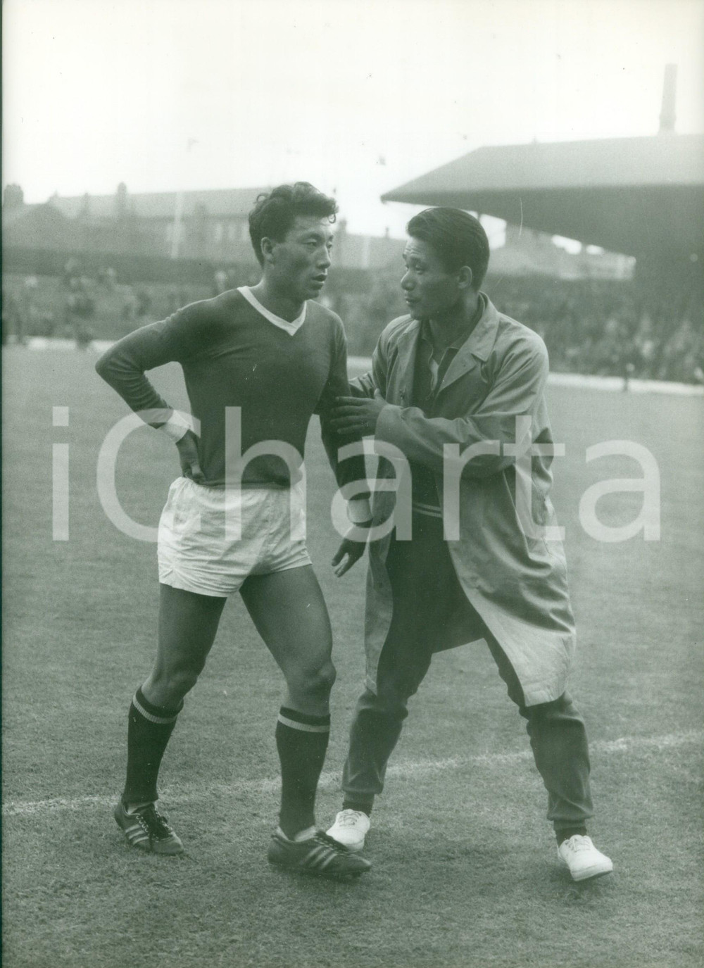 Fotografia d epoca originale 1966 MIDDLESBROUGH UK Mondiali ITALIA  COREA Myung RYEHYUN allenatore Foto 1