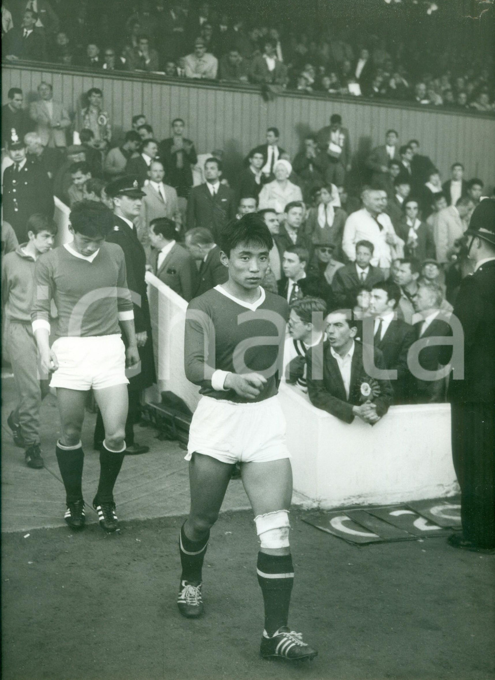 Fotografia d epoca originale 1966 MIDDLESBROUGH Mondiali ITALIA  COREA Calciatori coreani entrano in campo 1