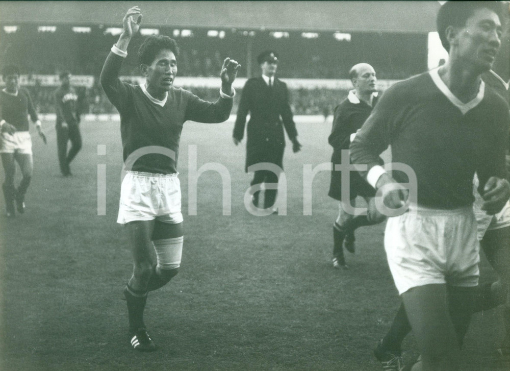 Fotografia d epoca originale 1966 MIDDLESBROUGH Mondiali calcio ITALIA  COREA Calciatori coreani escono 1