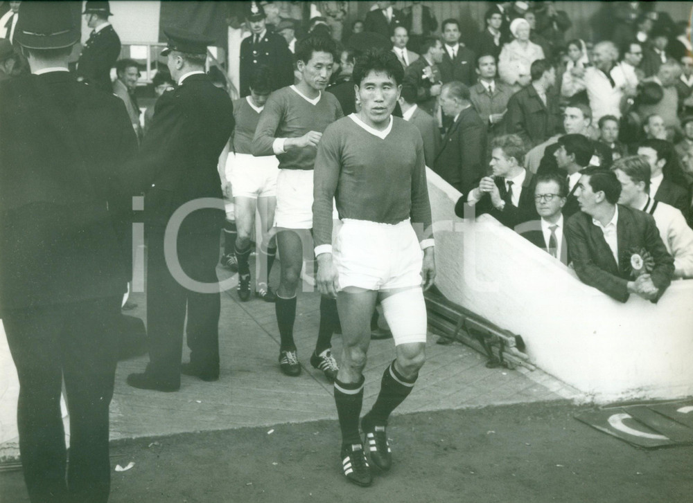 Fotografia d epoca originale 1966 MIDDLESBROUGH UK Mondiali ITALIACOREA Calciatori coreani entrano in campo 1