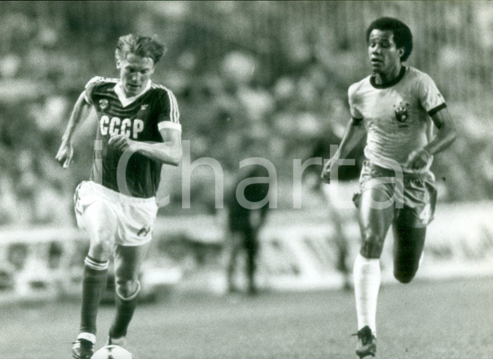 Fotografia d epoca originale 1982 MONDIALI DI CALCIO Russia  Brasile Oleh BLOCHIN e LUIZINHO Fotografia 1