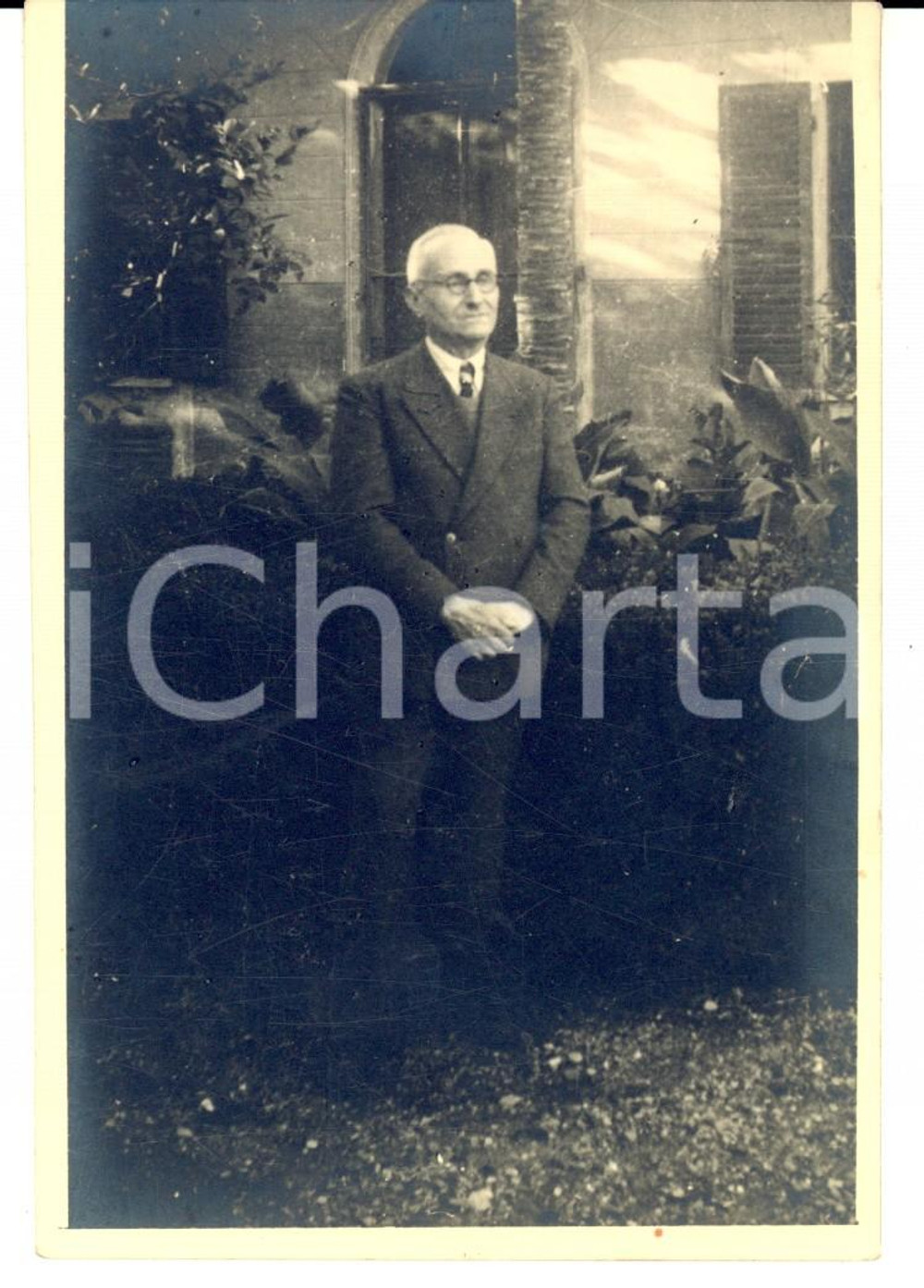 Cartolina originale da collezione 1930 ca TORINO ? Dottor Angelo TARAGLIO nel cortile della clinica Foto 1