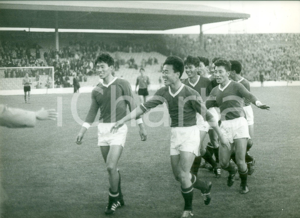 Fotografia d epoca originale 1966 MIDDLESBROUGH UK Mondiali ITALIA  COREA Coreani esultano per vittoria 1