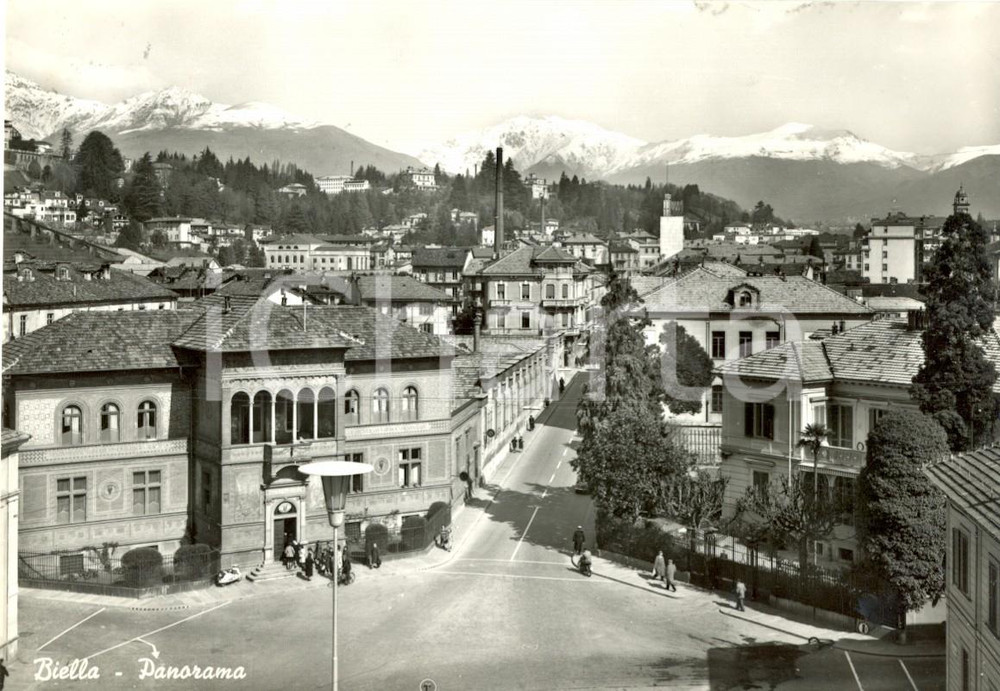 Cartolina originale da collezione 1961 BIELLA Passanti per il centro della cittÃ  con veduta delle ALPI FG VG 1