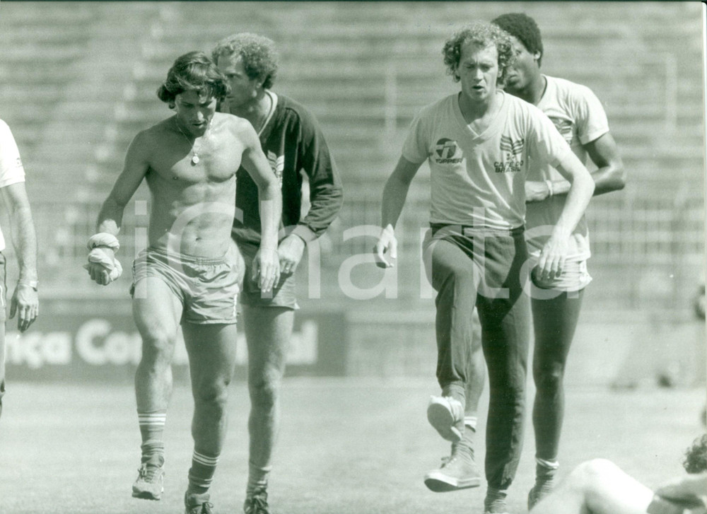 Fotografia d epoca originale 1978 BRASILE Calcio MONDIALI Calciatori ZICO, Carlos e FALCAO si allenano Foto 1