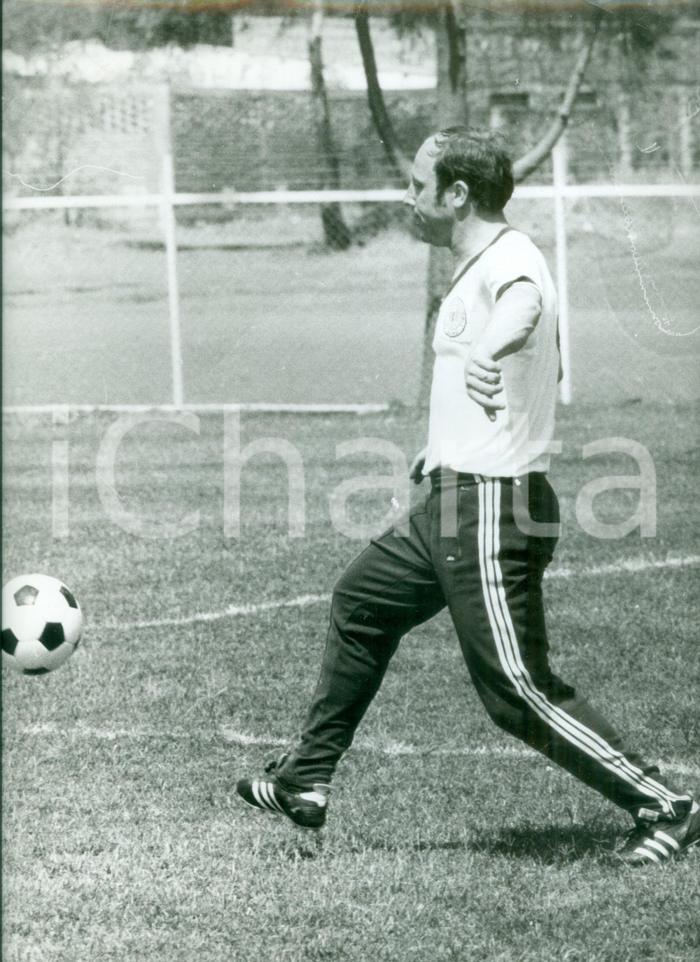 Fotografia d epoca originale 1975 ca GERMANIA CALCIO Calciatore Uwe SEELER durante un allenamento Fotografia 1
