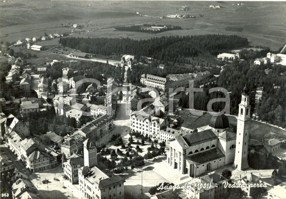 Cartolina originale da collezione 1951 ASIAGO VI Veduta aerea con la chiesa parrocchiale di SAN MATTEO FG VG 1