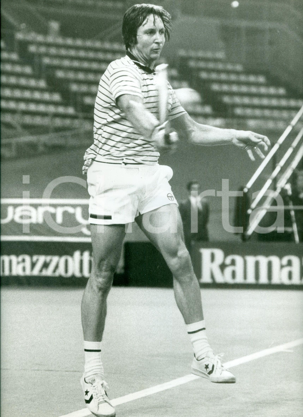 Fotografia d epoca originale 1980 ca STATI UNITI Tennis Bob LUTZ durante match Sponsor RAMAZZOTTI 1