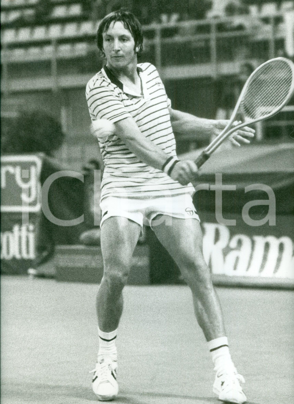 Fotografia d epoca originale 1980 ca STATI UNITI Tennis Bob LUTZ durante match Sponsor SERGIO TACCHINI Foto 1