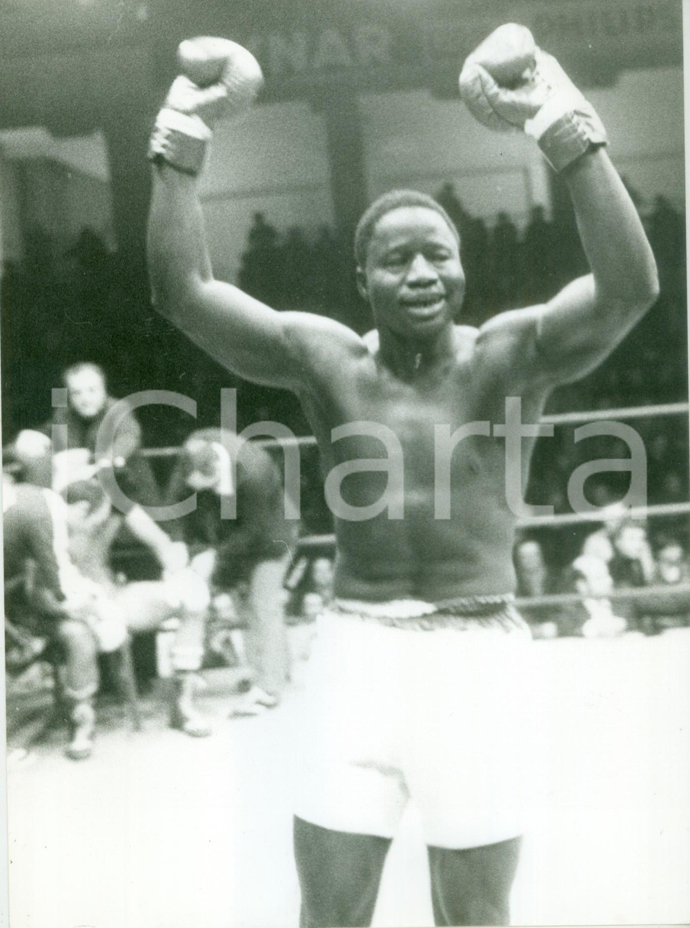 Fotografia d epoca originale 1980 ca BOXE Il grande pugile KENDA dopo un incontro Fotografia 1