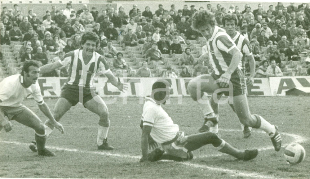 Fotografia d epoca originale 1980 ca URUGUAY Calcio Calciatore Fernando MORENA su scivolata Fotografia 1