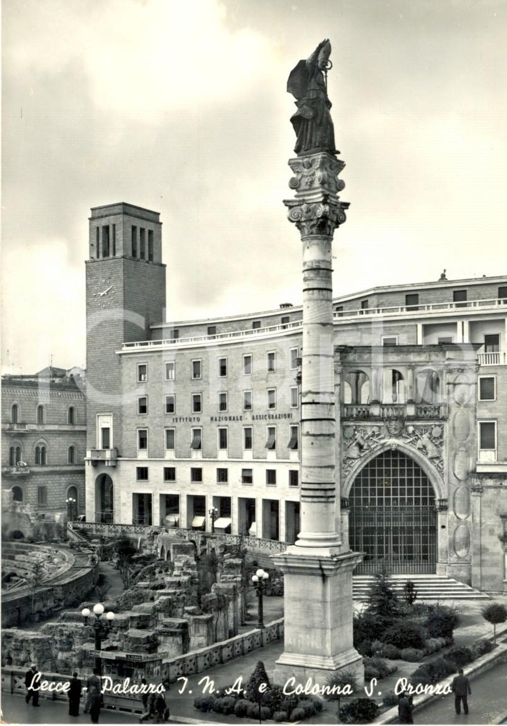 Cartolina originale da collezione 1955 ca LECCE Istituto Nazionale Assicurazioni e colonna di SANT ORONZO FG VG 1