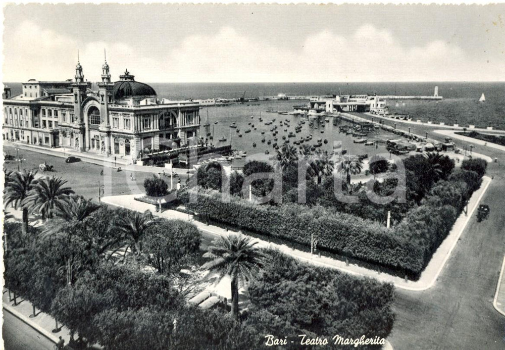 Cartolina originale da collezione 1954 BARI Veduta del porto e del teatro MARGHERITA Cartolina FG VG 1