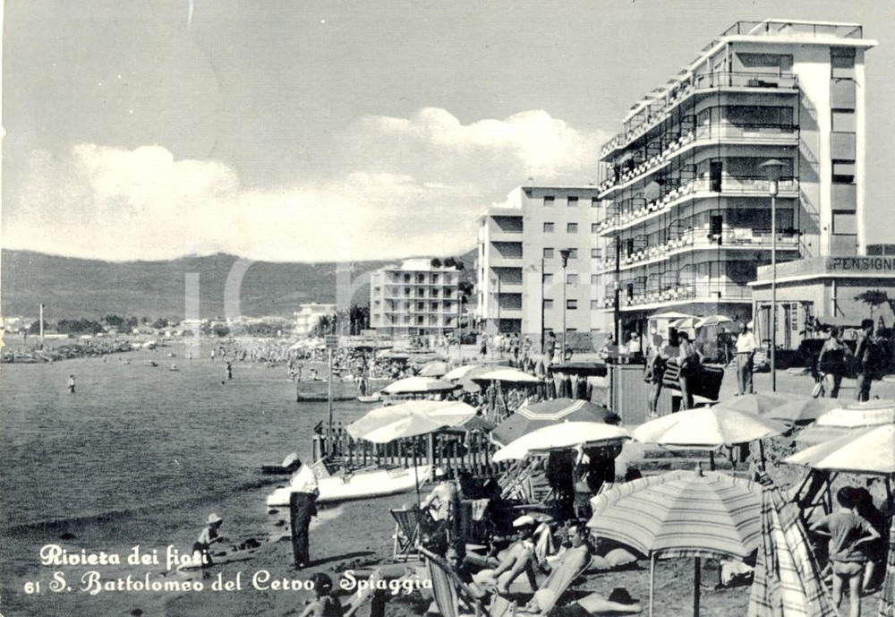 Cartolina originale da collezione 1961 SAN BARTOLOMEO AL MARE IM CERVO Spiaggia con bagnanti ANIMATA FG VG 1