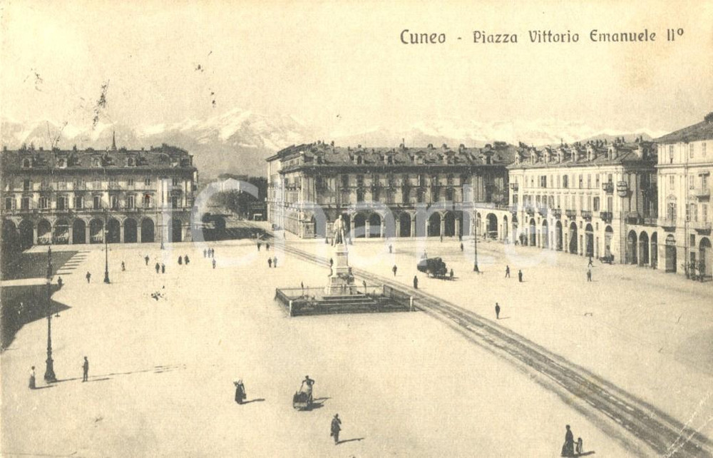 Cartolina originale da collezione 1917 CUNEO Passanti in Piazza VITTORIO EMANUELE II Cartolina ANIMATA FP VG 1