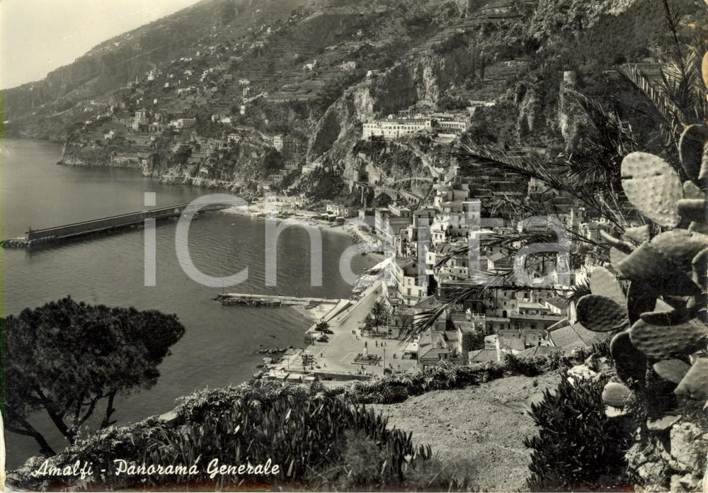 Cartolina originale da collezione 1957 AMALFI SA Veduta panoramica della cittadina sul mare Cartolina FG VG 1