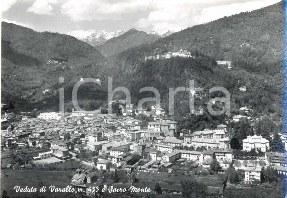 Cartolina originale da collezione 1960 VARALLO VC Panorama del paese e della valle col SACRO MONTE FG VG 1