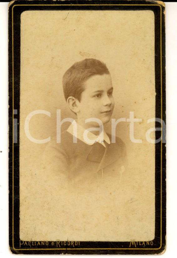 Fotografia d epoca originale 1880 ca MILANO Bambino in divisa scolastica Fotografia PAGLIANO E RICORDI 1